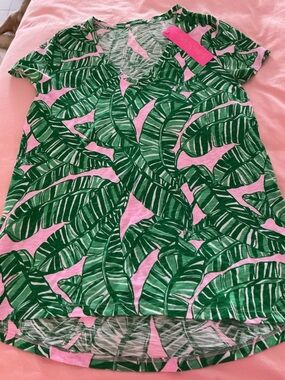 Lilly Pulitzer Etta t shirt let’s go bananas Banana Leaf Print Tee on Pink XS